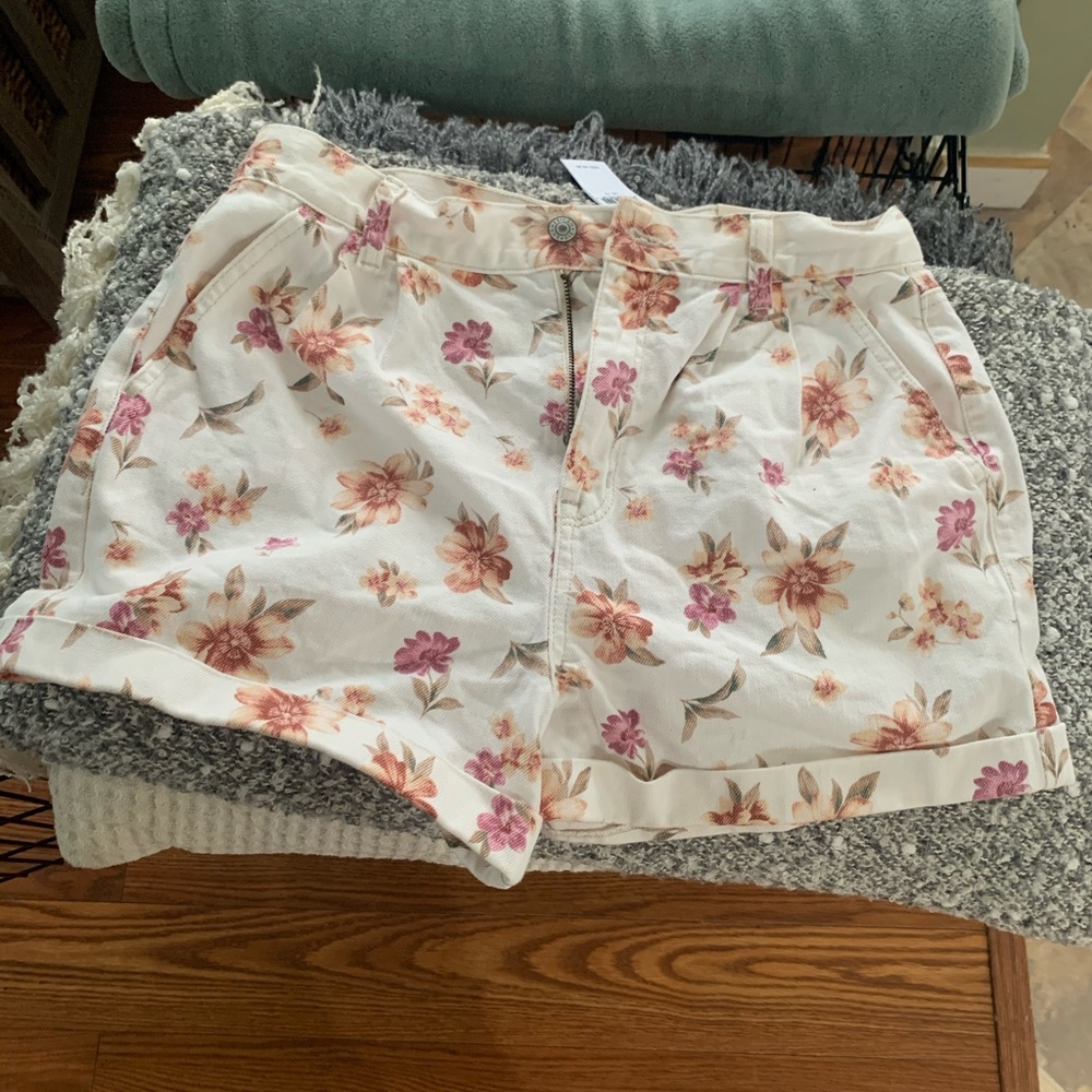 American Eagle white floral High rise mom shorts